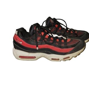 Nike Air Max 95 Essential in the "Bred" (black and red) colorway.
